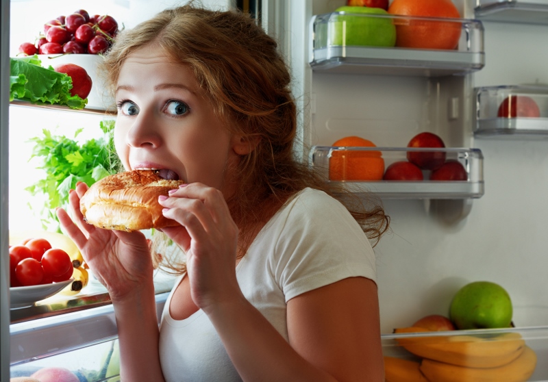 Por que acordamos de madrugada para comer?